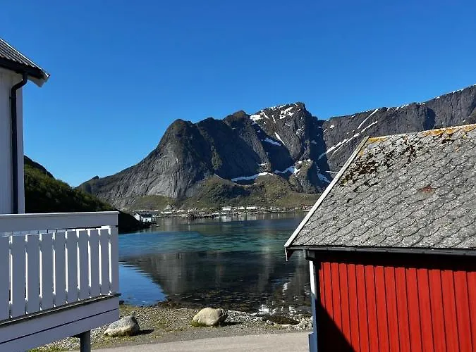 Anitas Waterfront Feriehus Reine