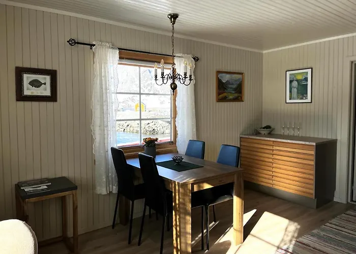 Anitas Waterfront Ferienhaus Reine